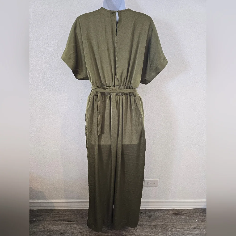 Glam NWT Satin Green Jumpsuit Fall, Holiday, Family Photos Size Medium - Picture 4 of 11